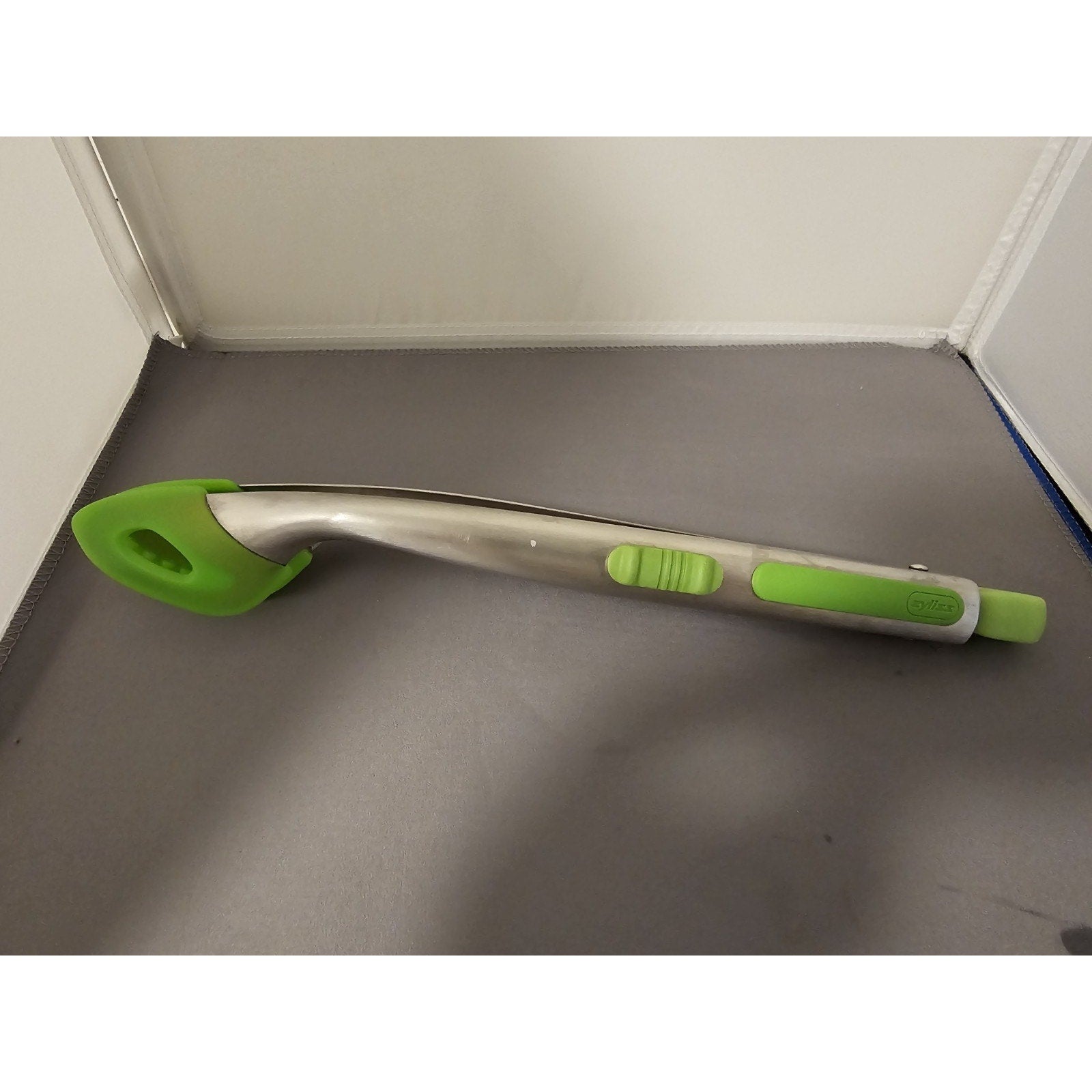 Zyliss Silver/Green Steel Tongs w/Silicone Tips - Locking - 11-1/2" Long (used)