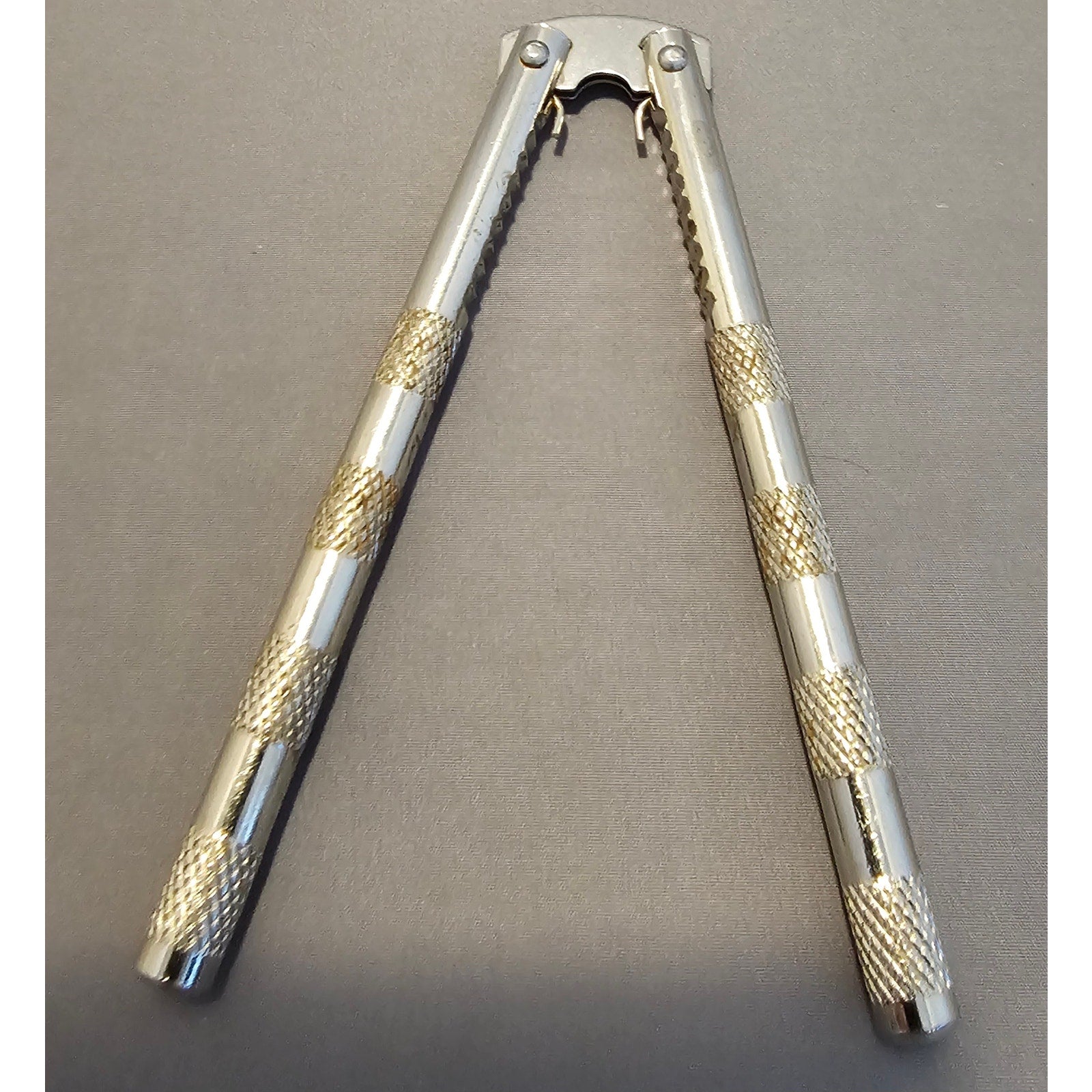 Vintage 4-1/2" Nut Cracker/Sheller - used