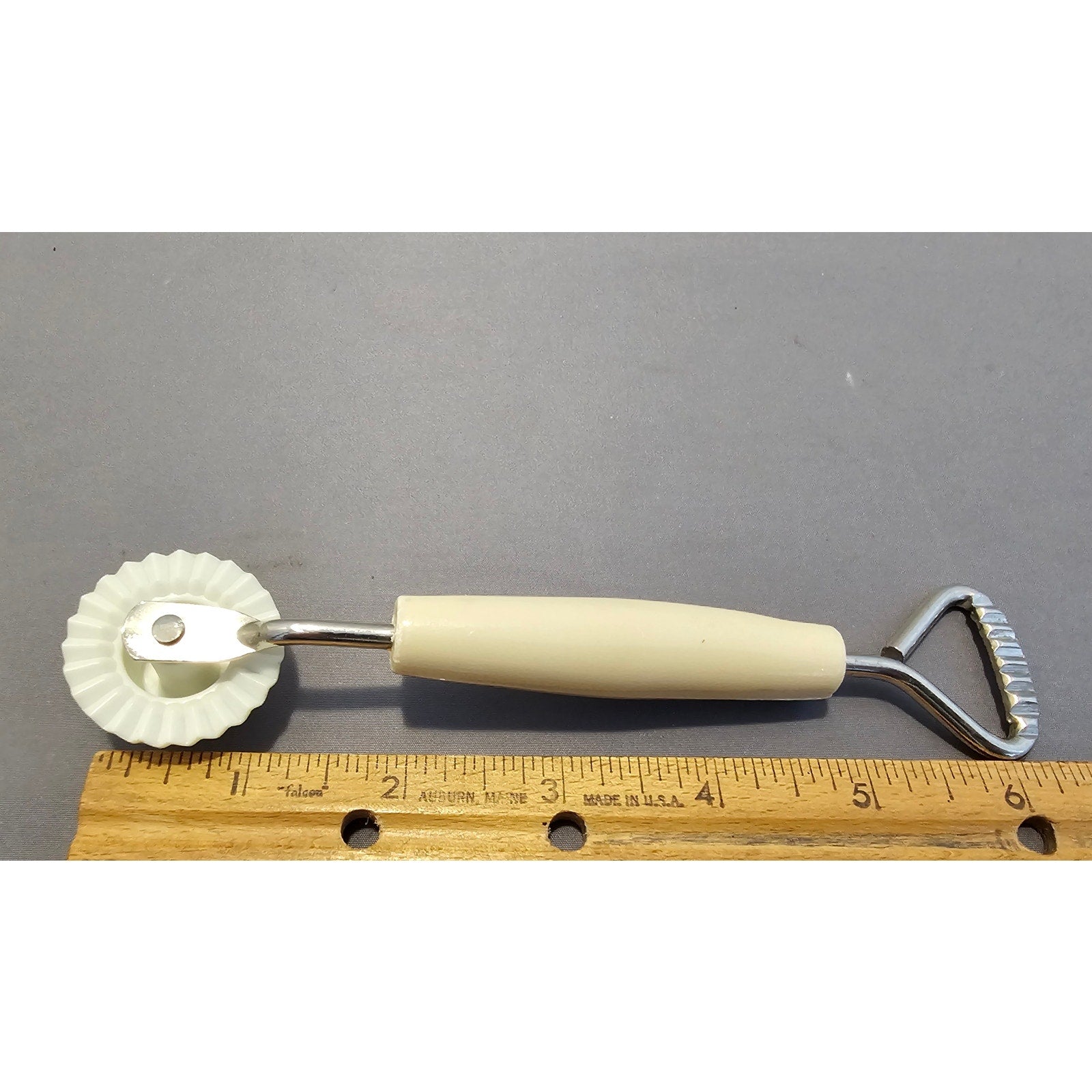 Vintage Pie Tool - Crust Wheel - Beige/Ivory Plastic Handle - 6-1/2"