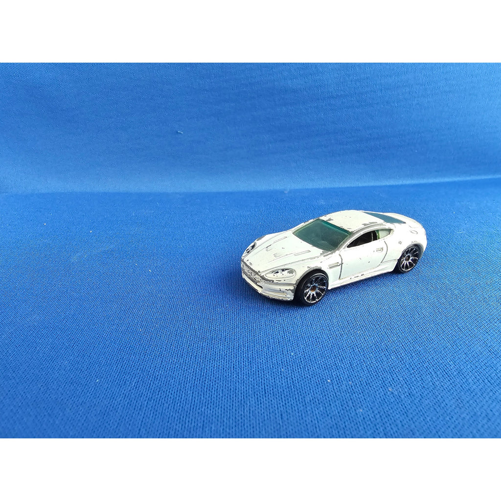 2010 Hot Wheels R6459- Aston Martin White Sedan Toy Car - loose - E48