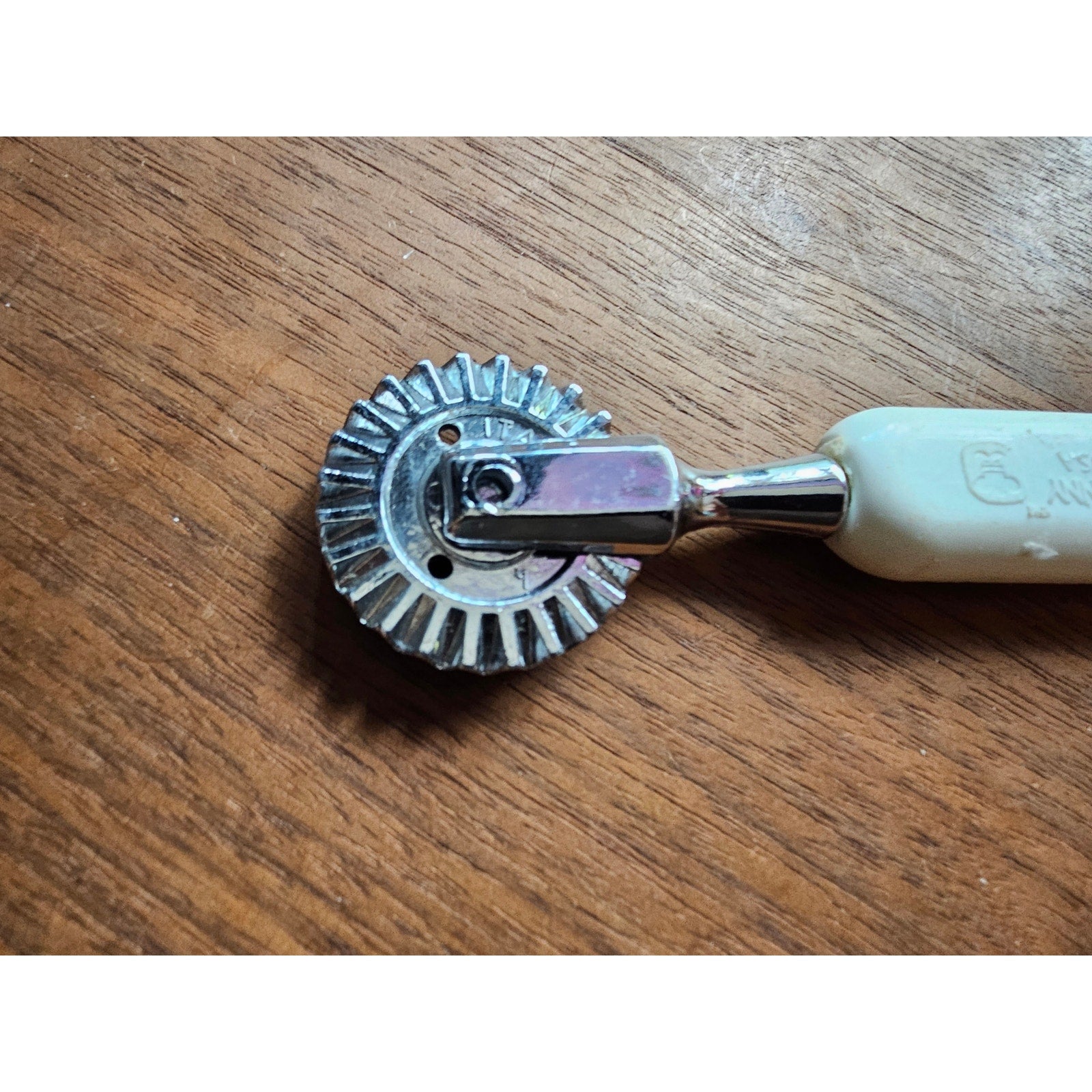 Vintage Bonny Pie Tool w/White Handle- Crust Wheel - USA - 7"