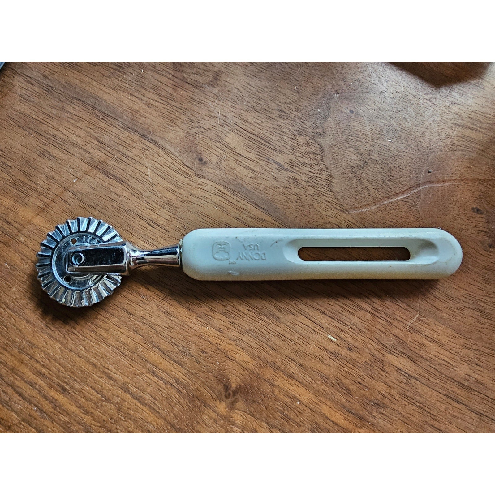 Vintage Bonny Pie Tool w/White Handle- Crust Wheel - USA - 7"