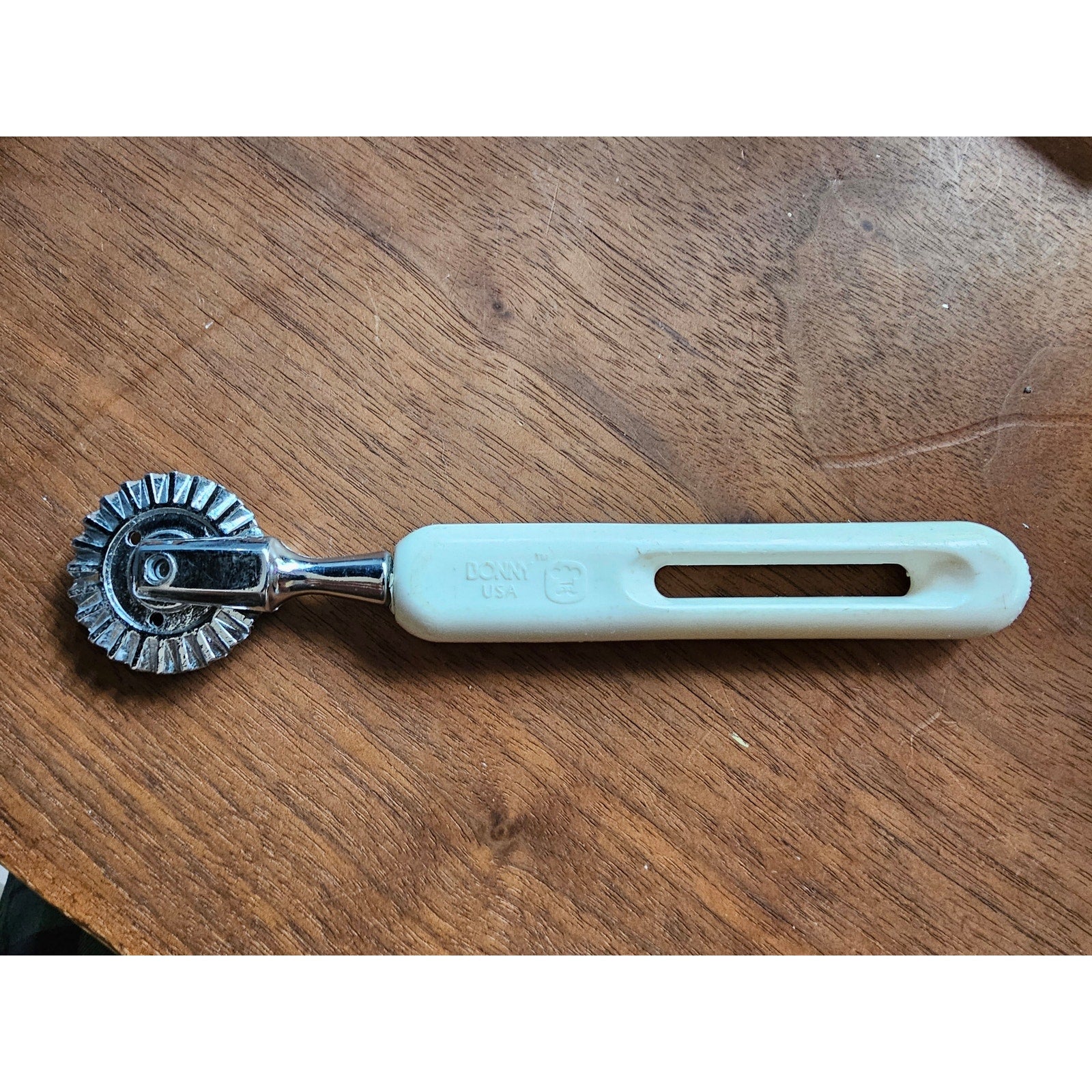 Vintage Bonny Pie Tool w/White Handle- Crust Wheel - USA - 7"