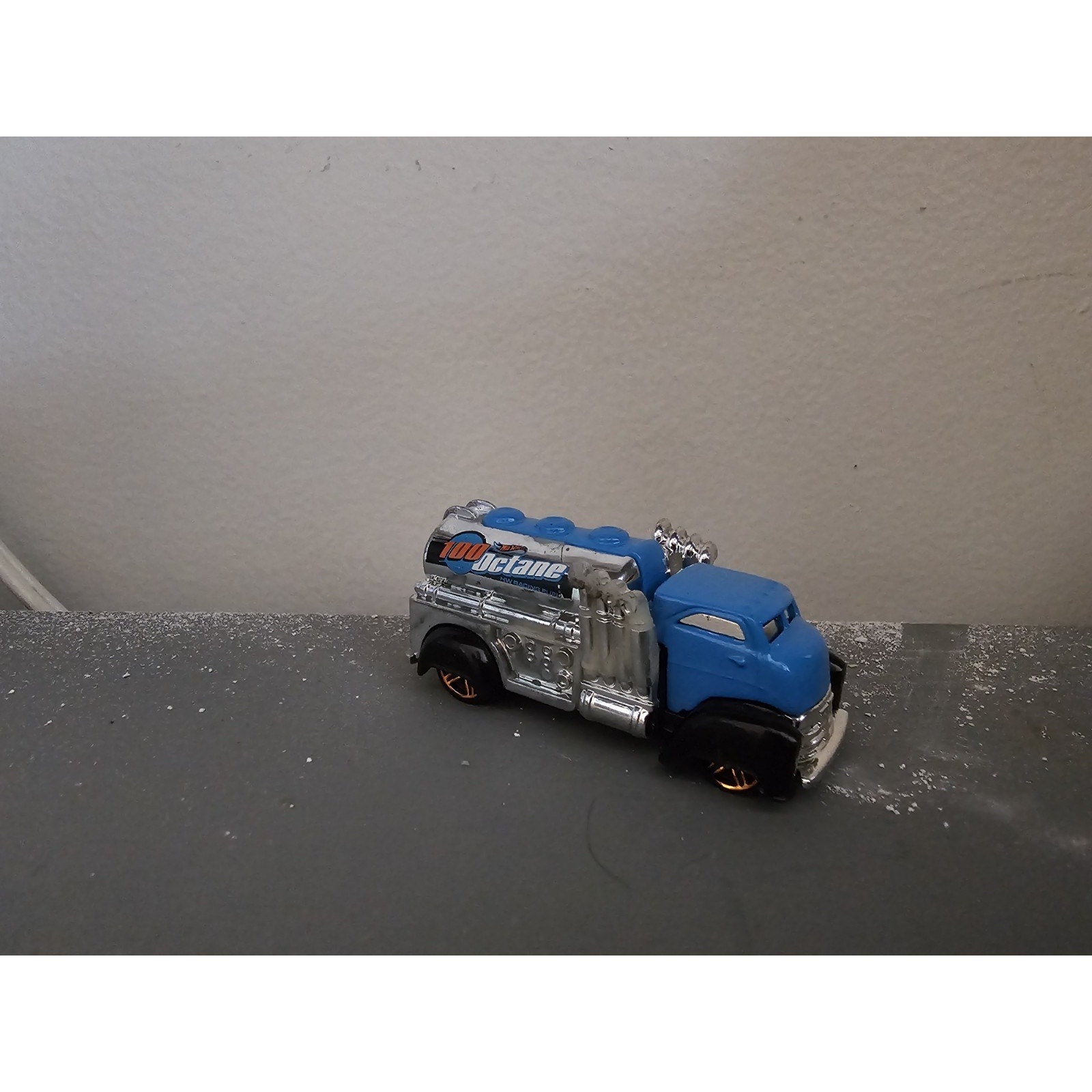 2018 Hot Wheels Fast Gassin' - Blue Black 100 Octane Tanker - FYC62