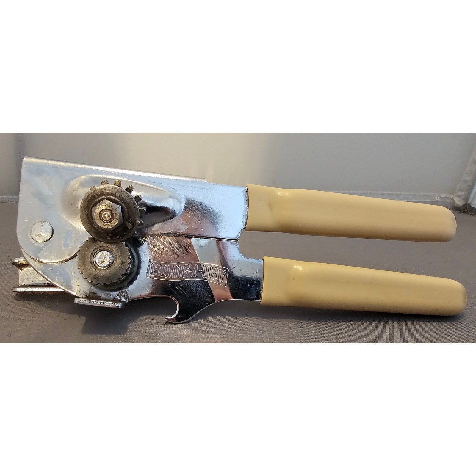 Vintage Swing-A-Way No. 4 Can Opener Bottle Tan/Ivory Grips Manual 7” USA Away