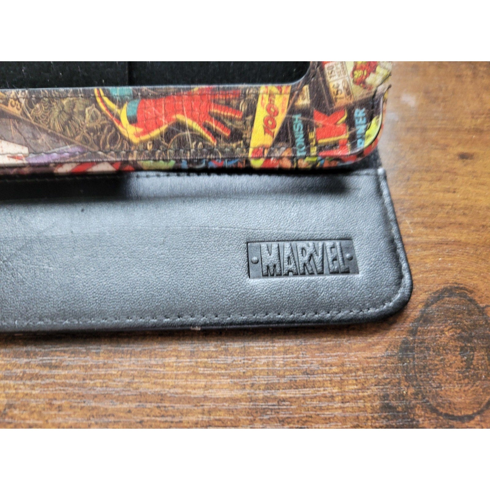 Licensed Marvel iPad Case 2/II by BB Designs MV-B-IP 2035-0814 - used