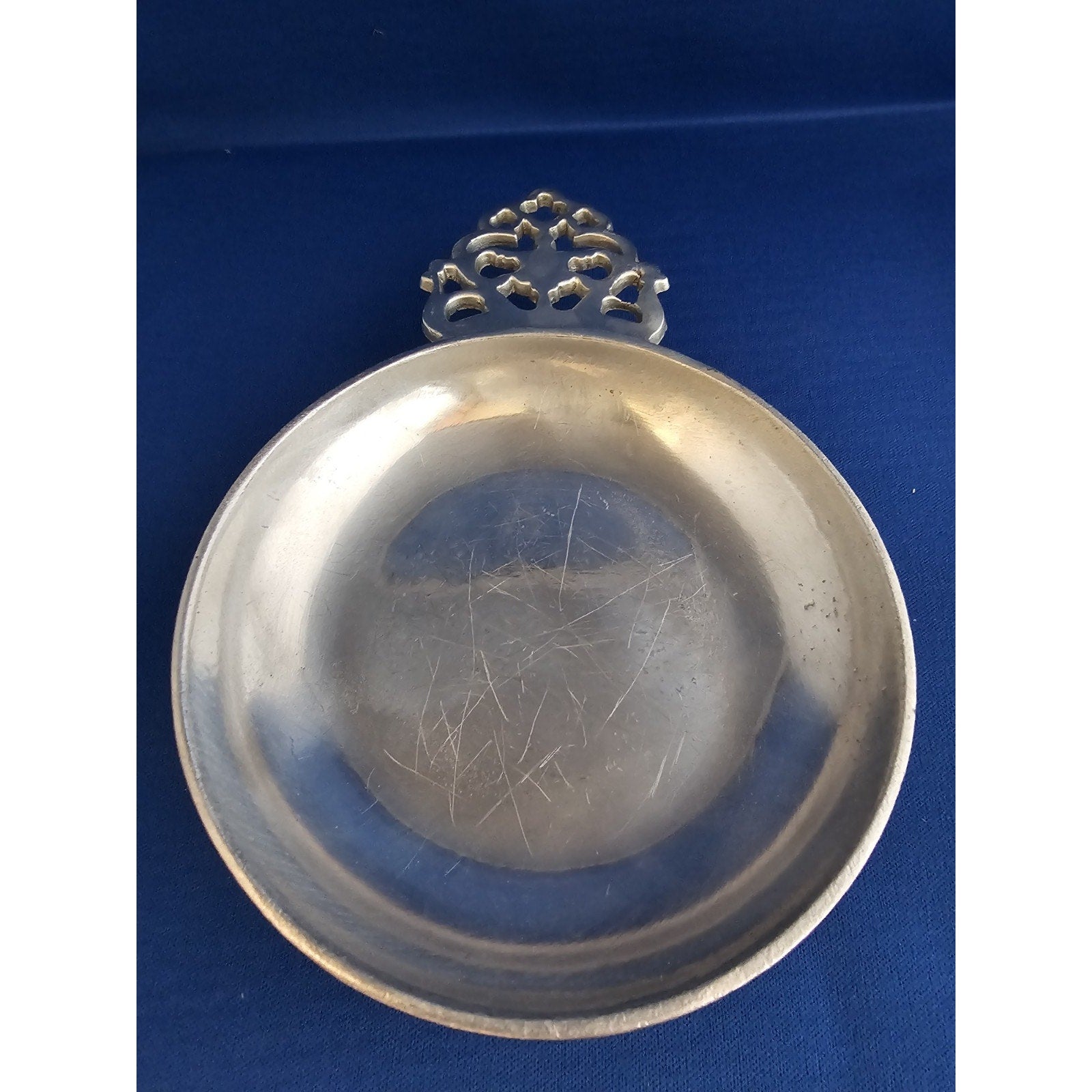 Vintage Pewter RWP Wilton Columbia PA - Porringer w/scalloped Handle - USA - 105