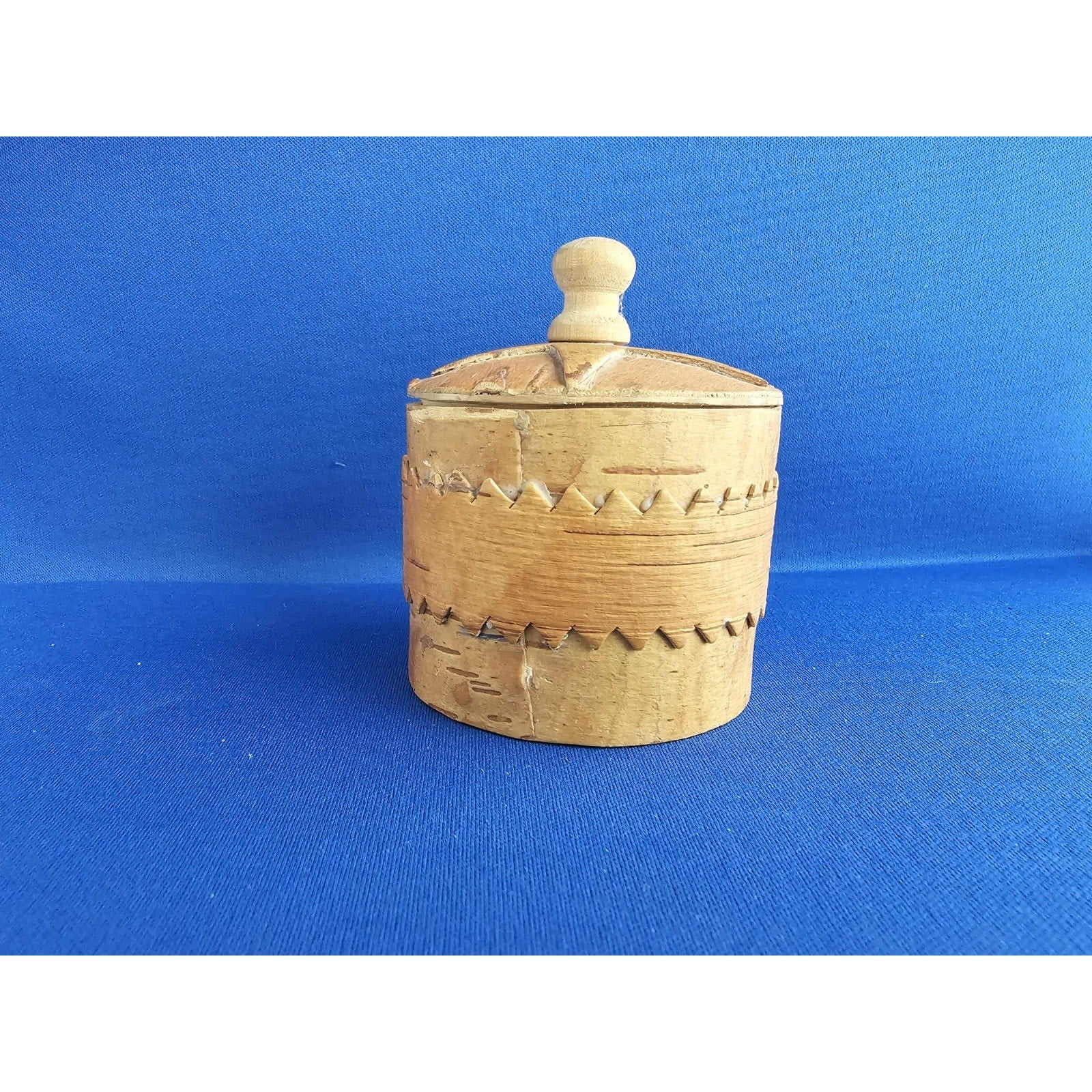 Vintage Small Handmade Carved Round Wood/Bark Box w/Lid