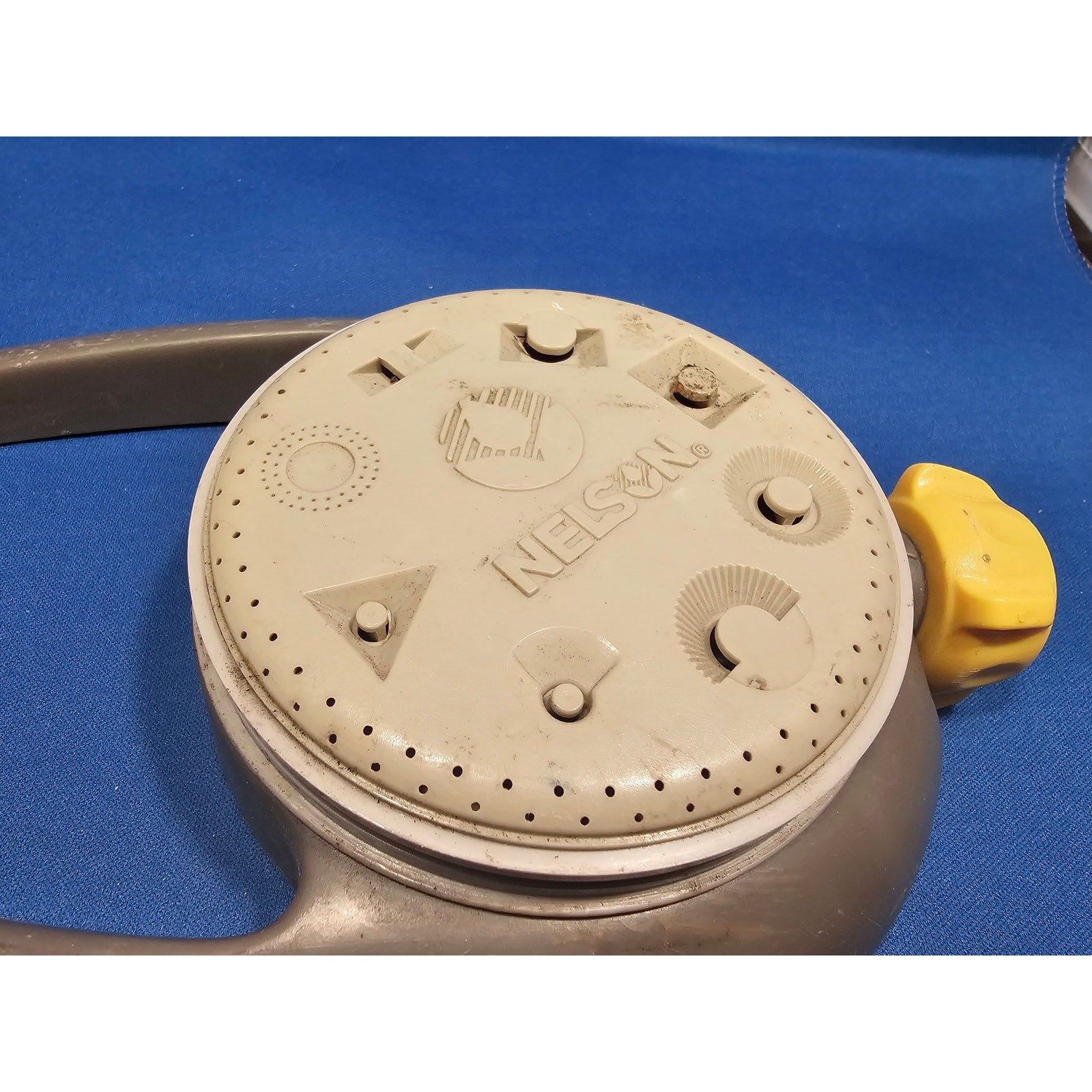 Vintage Nelson Adjustable 8-Settings Grey/Yellow Lawn Sprinkler - Tested