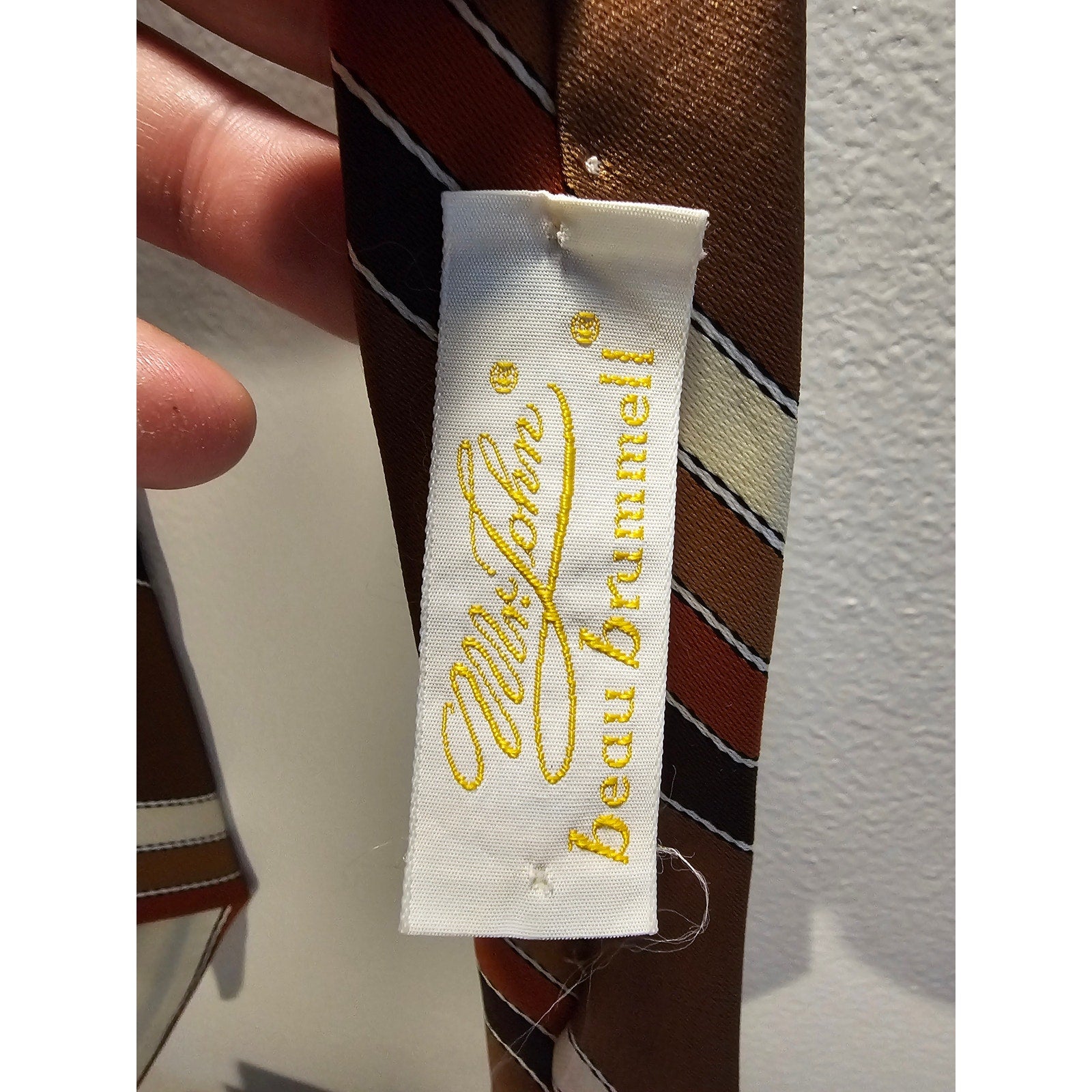 Vintage Mr John beau brummell Men's Necktie - Brown w/Stripes - 55-1/2"