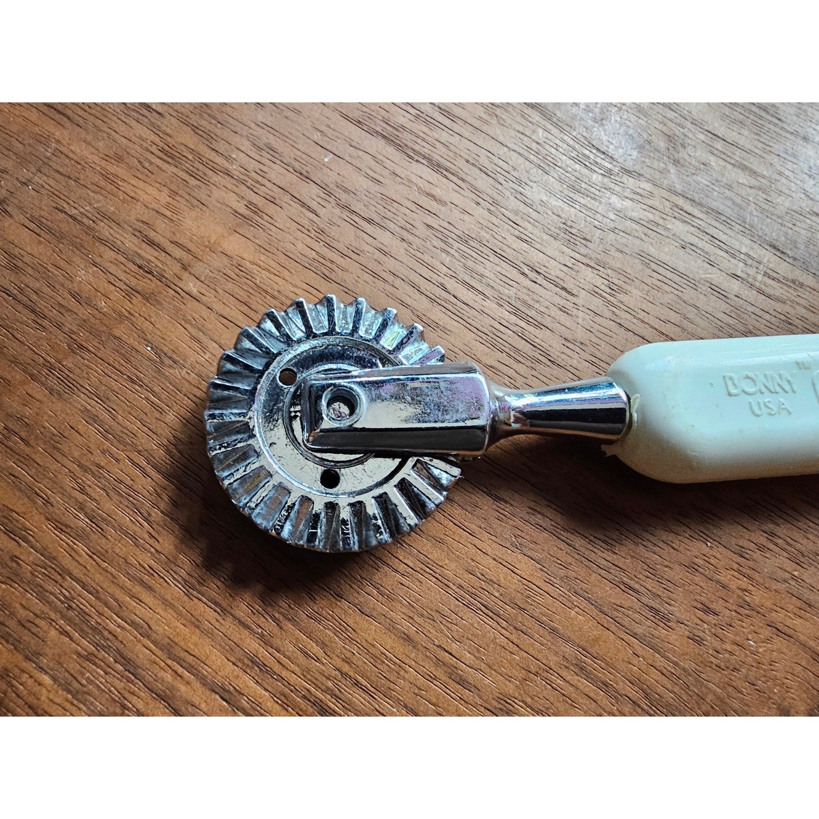 Vintage Bonny Pie Tool w/White Handle- Crust Wheel - USA - 7"