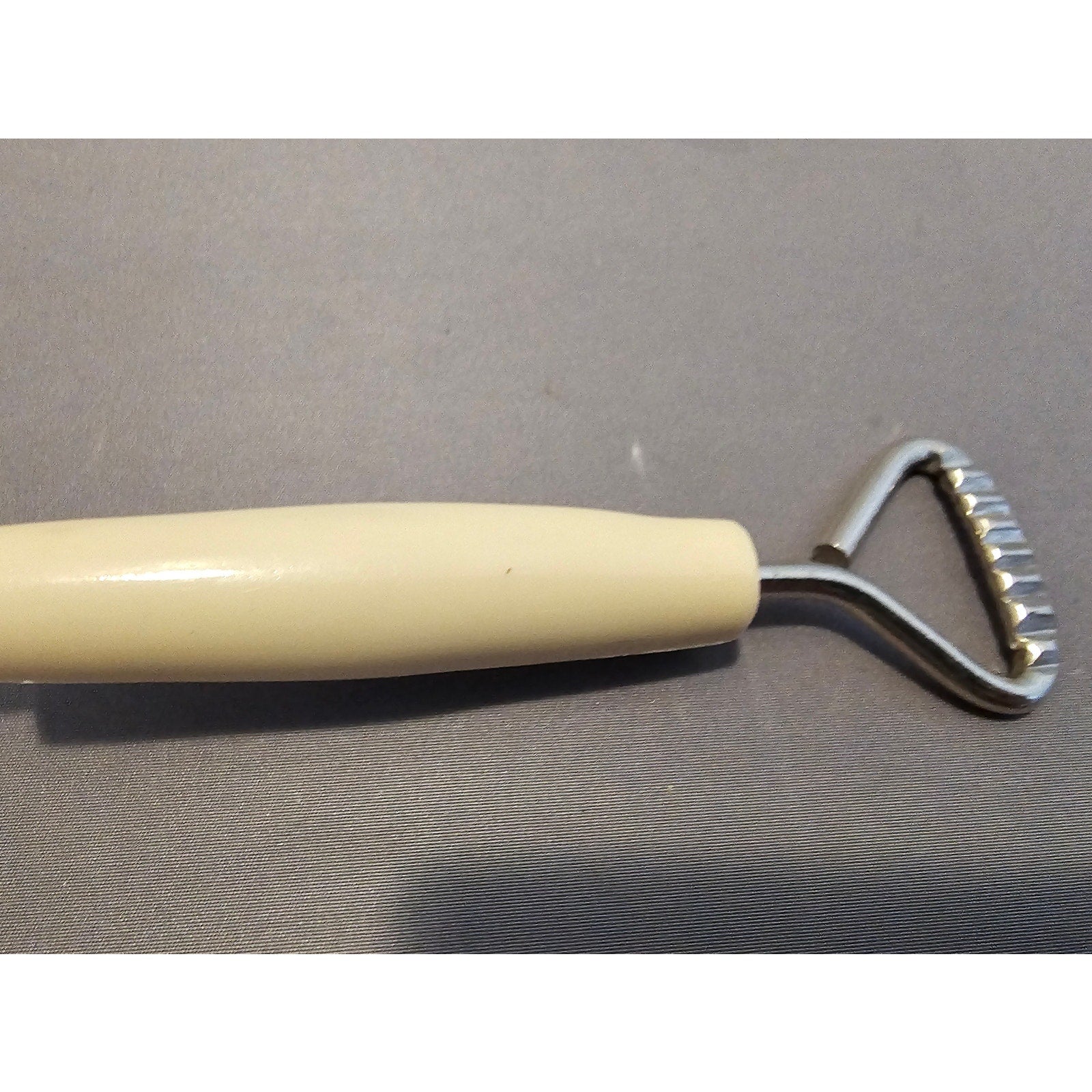 Vintage Pie Tool - Crust Wheel - Beige/Ivory Plastic Handle - 6-1/2"