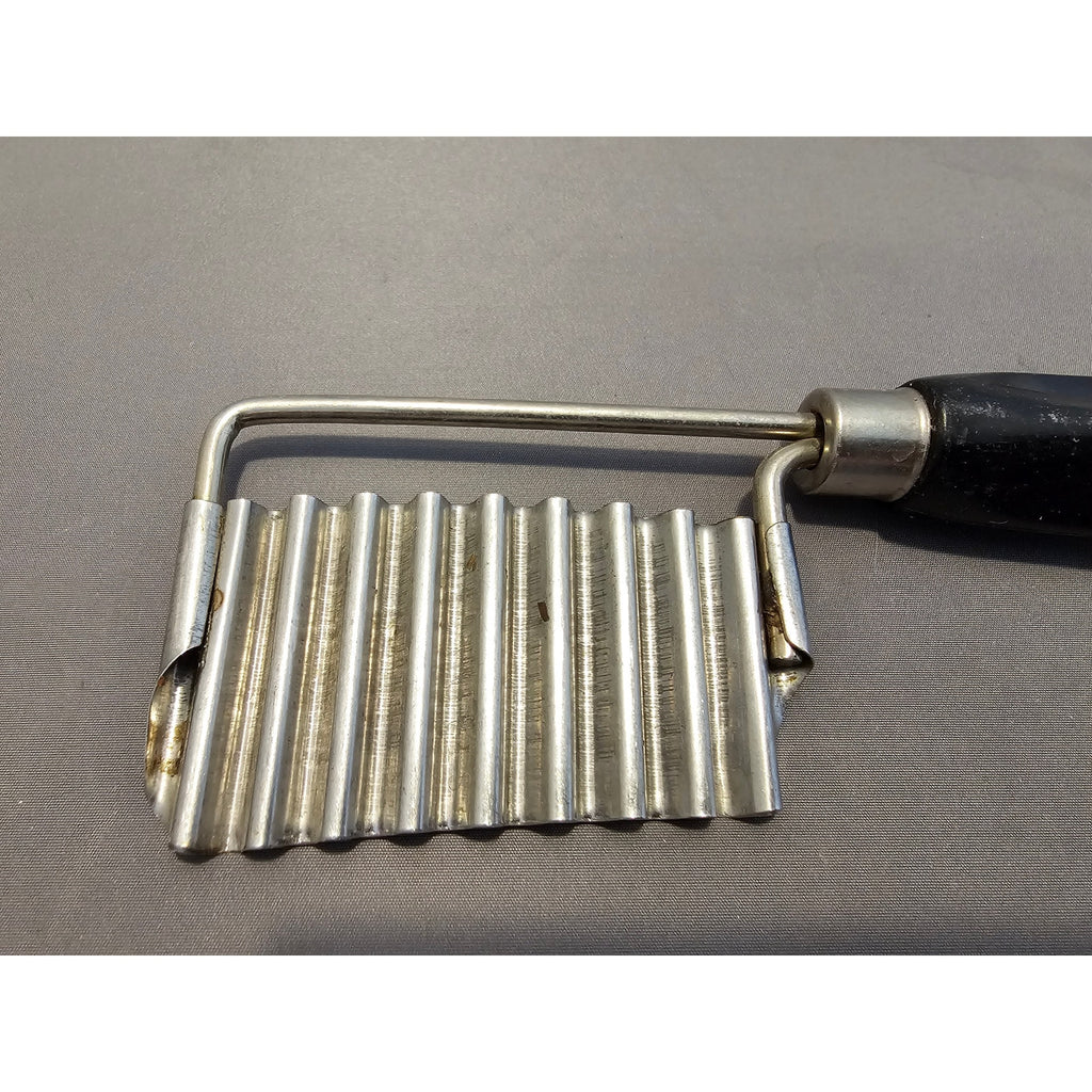 Vintage Crinkle-Cut Slicer - Kitchenware Metal Cutting Tool
