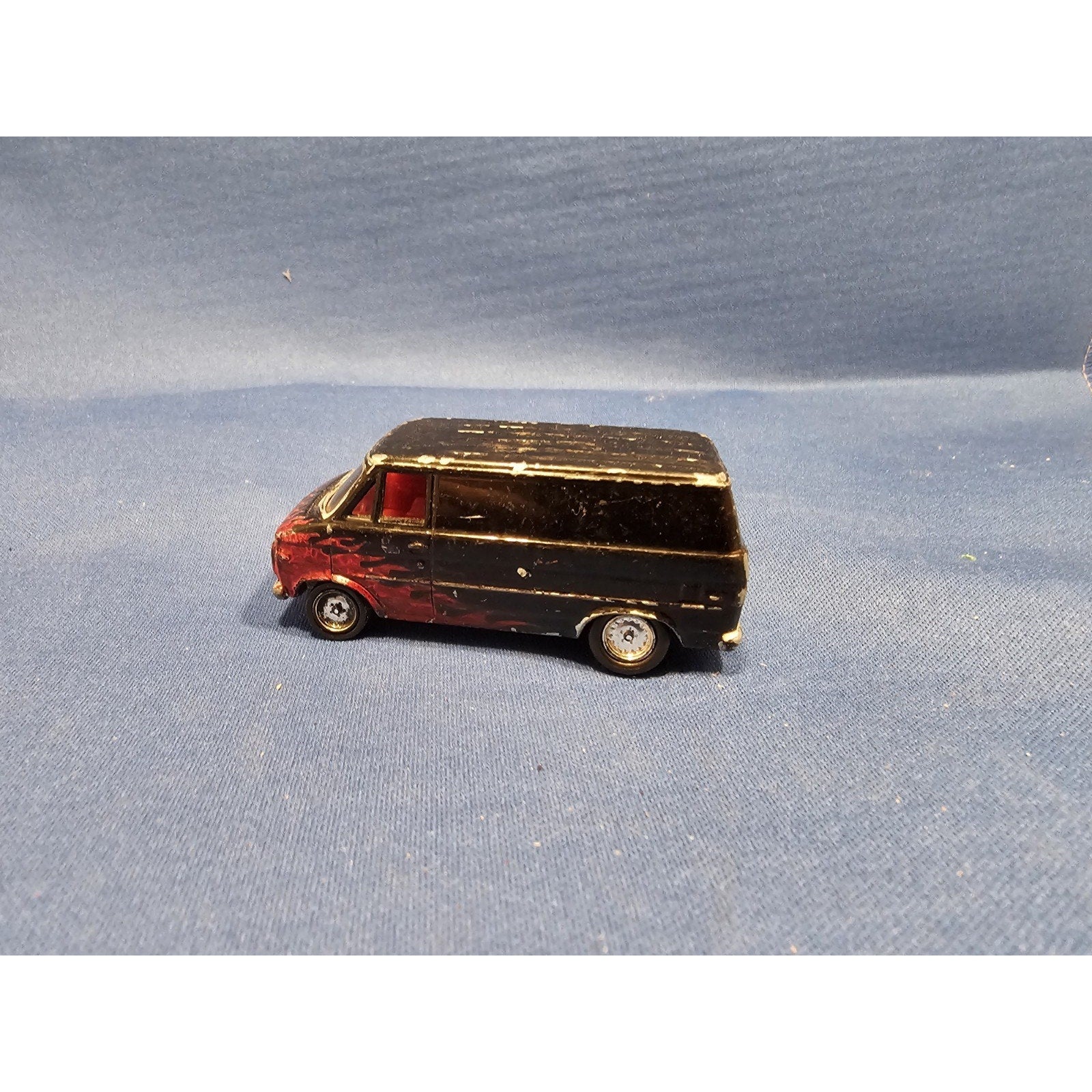 2002 Johnny Lightning Boogie Vans - 1977 Chevy G-20 w/Black Flames - loose
