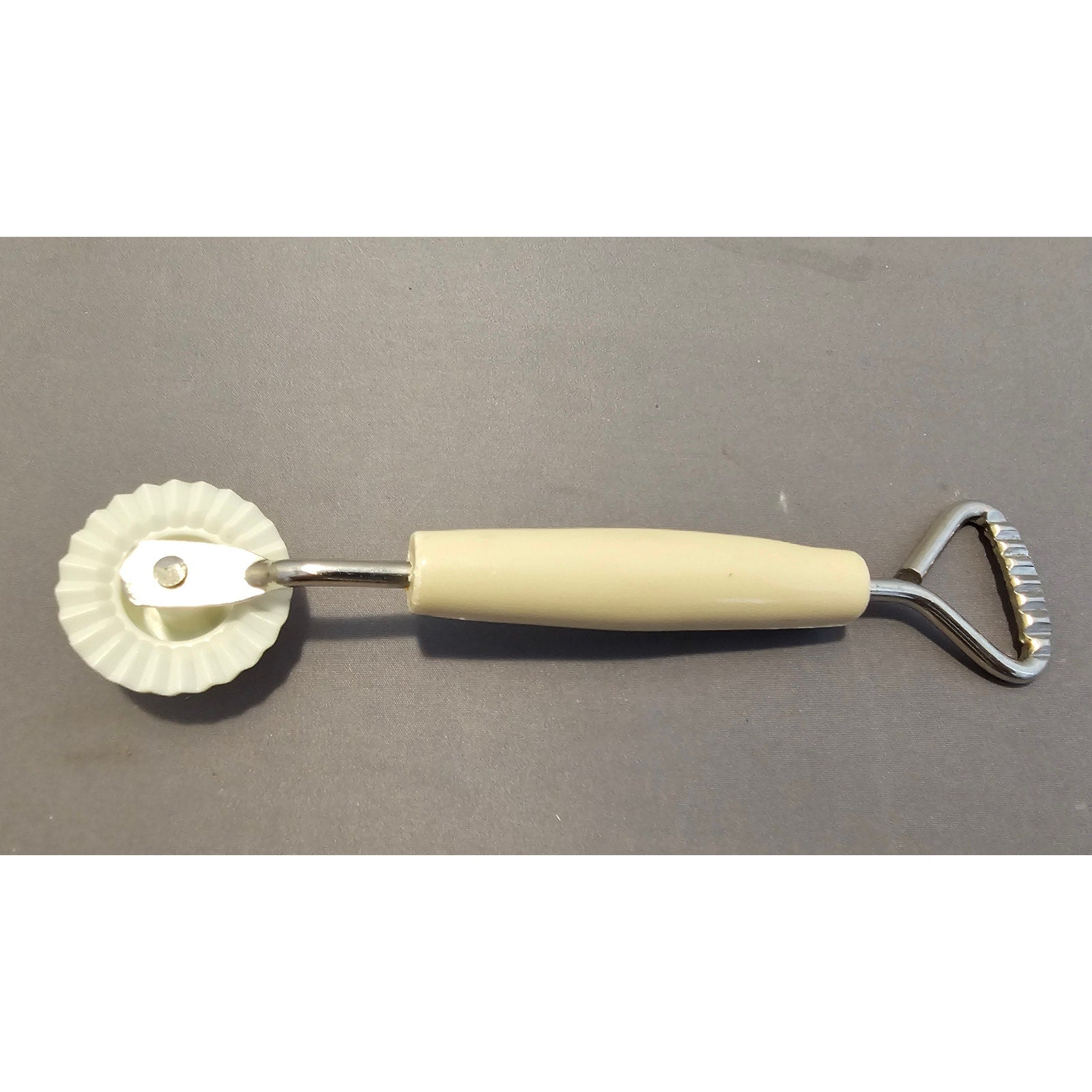 Vintage Pie Tool - Crust Wheel - Beige/Ivory Plastic Handle - 6-1/2"