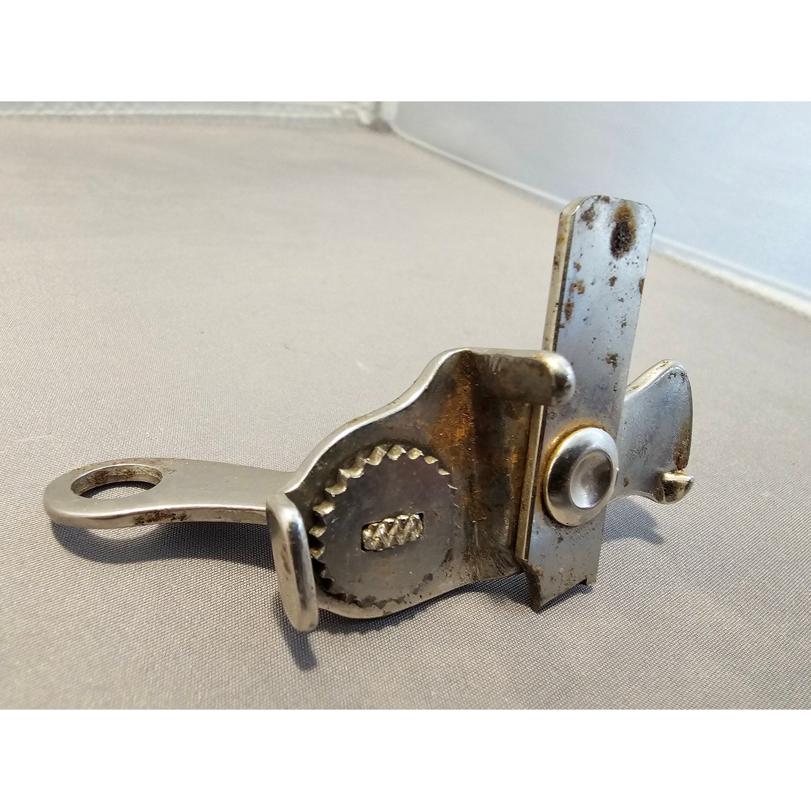 Vintage Vaughan Safety Roll Jr. Can Opener - works well