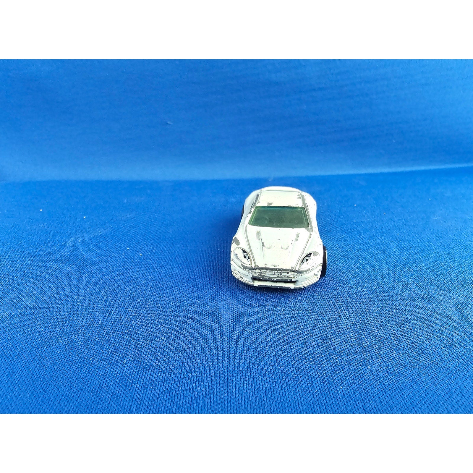 2010 Hot Wheels R6459- Aston Martin White Sedan Toy Car - loose - E48
