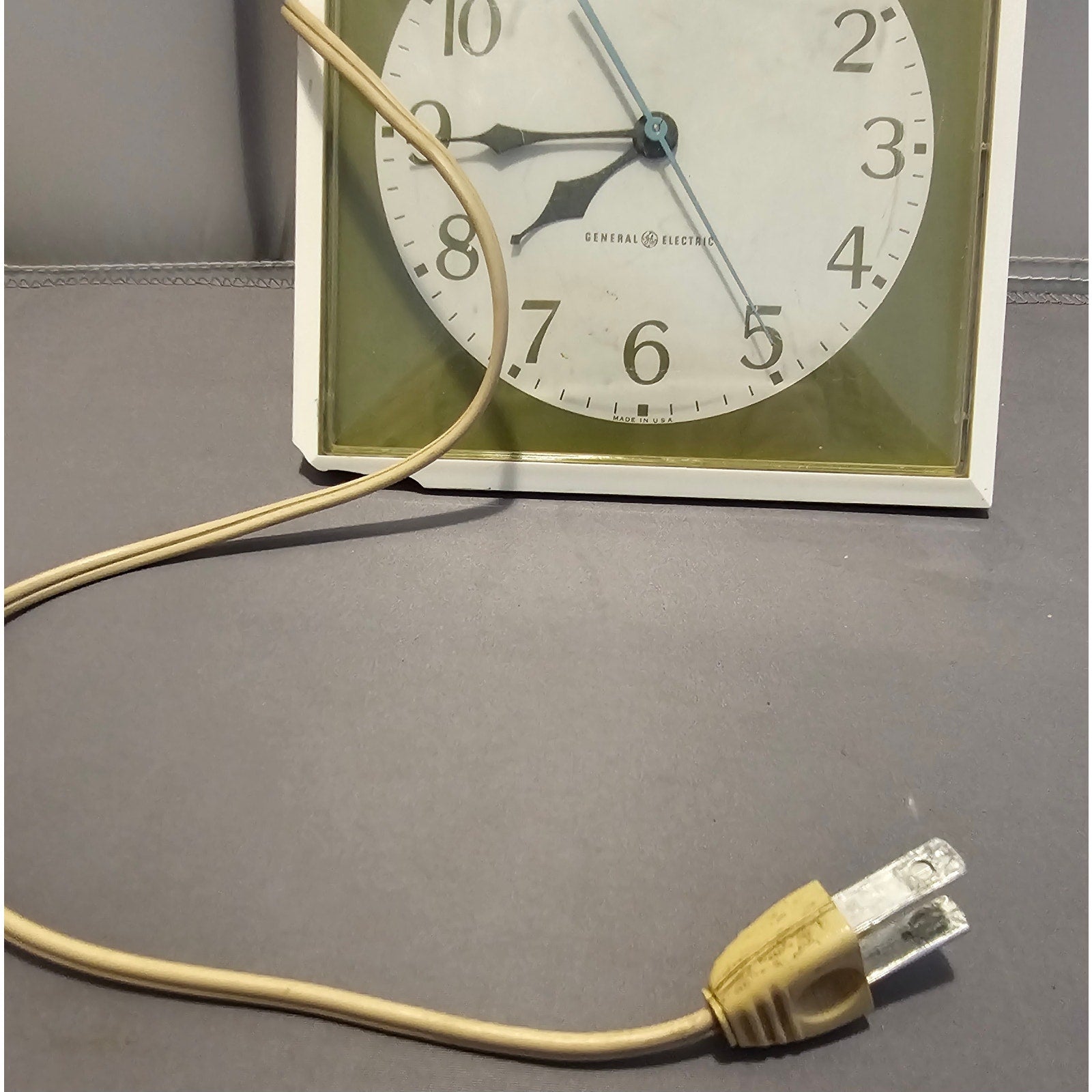 Vintage General Electric (GE) 2175 - 6” Plug-In Surface/Wall Mount Clock - works