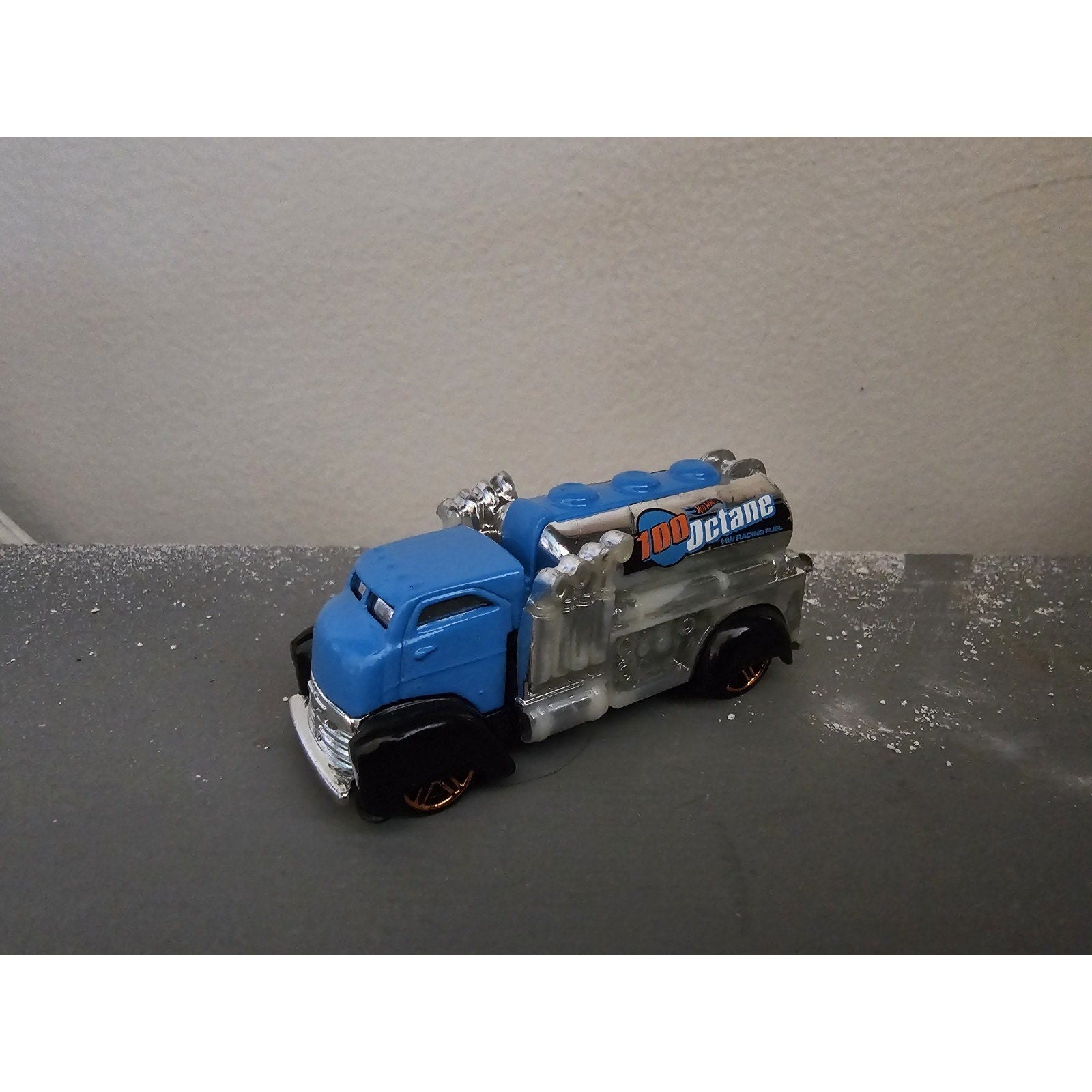 2018 Hot Wheels Fast Gassin' - Blue Black 100 Octane Tanker - FYC62