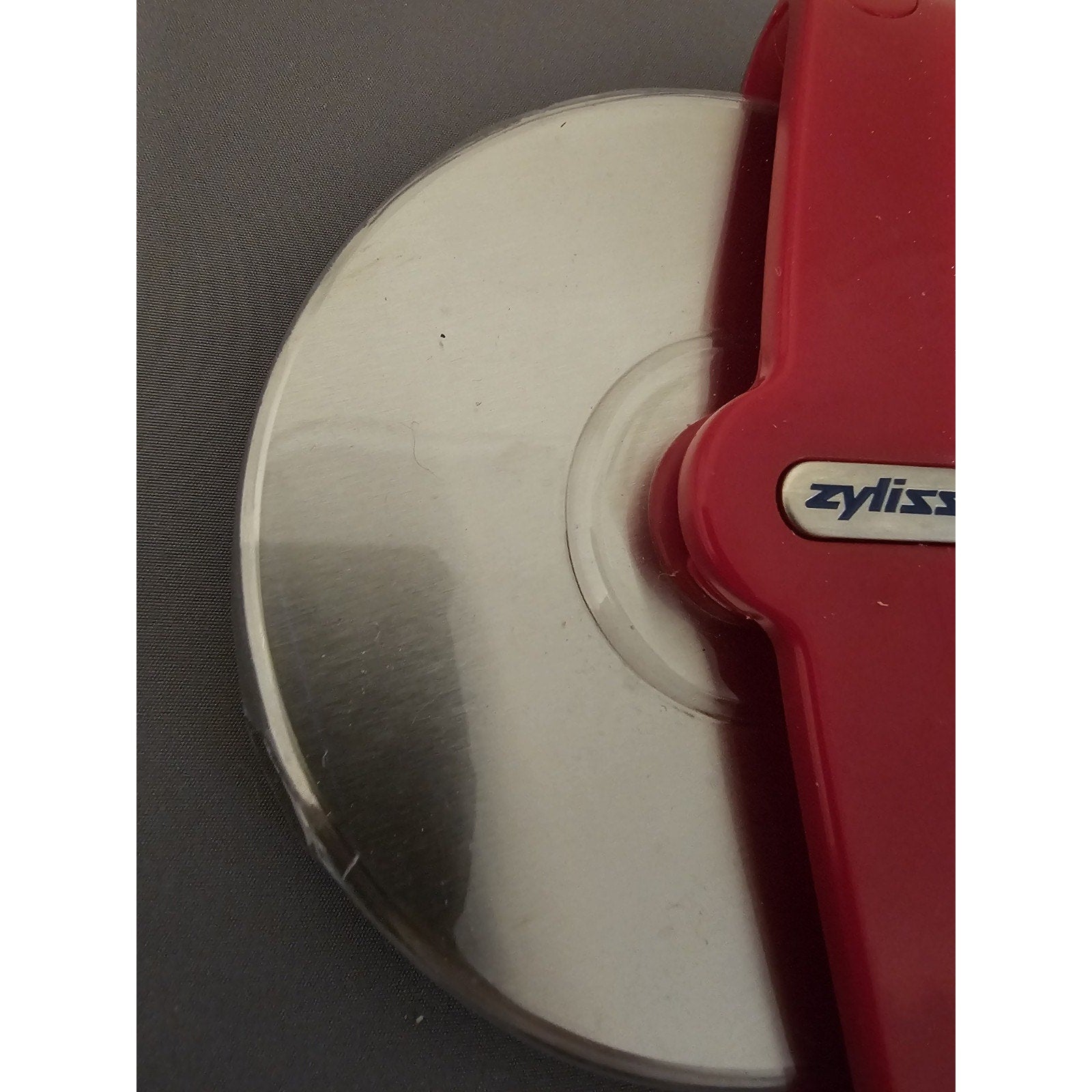Zyliss Red Pizza Cutter 4" Wheel and Slicer w/Clear Plastic Blade Protector used