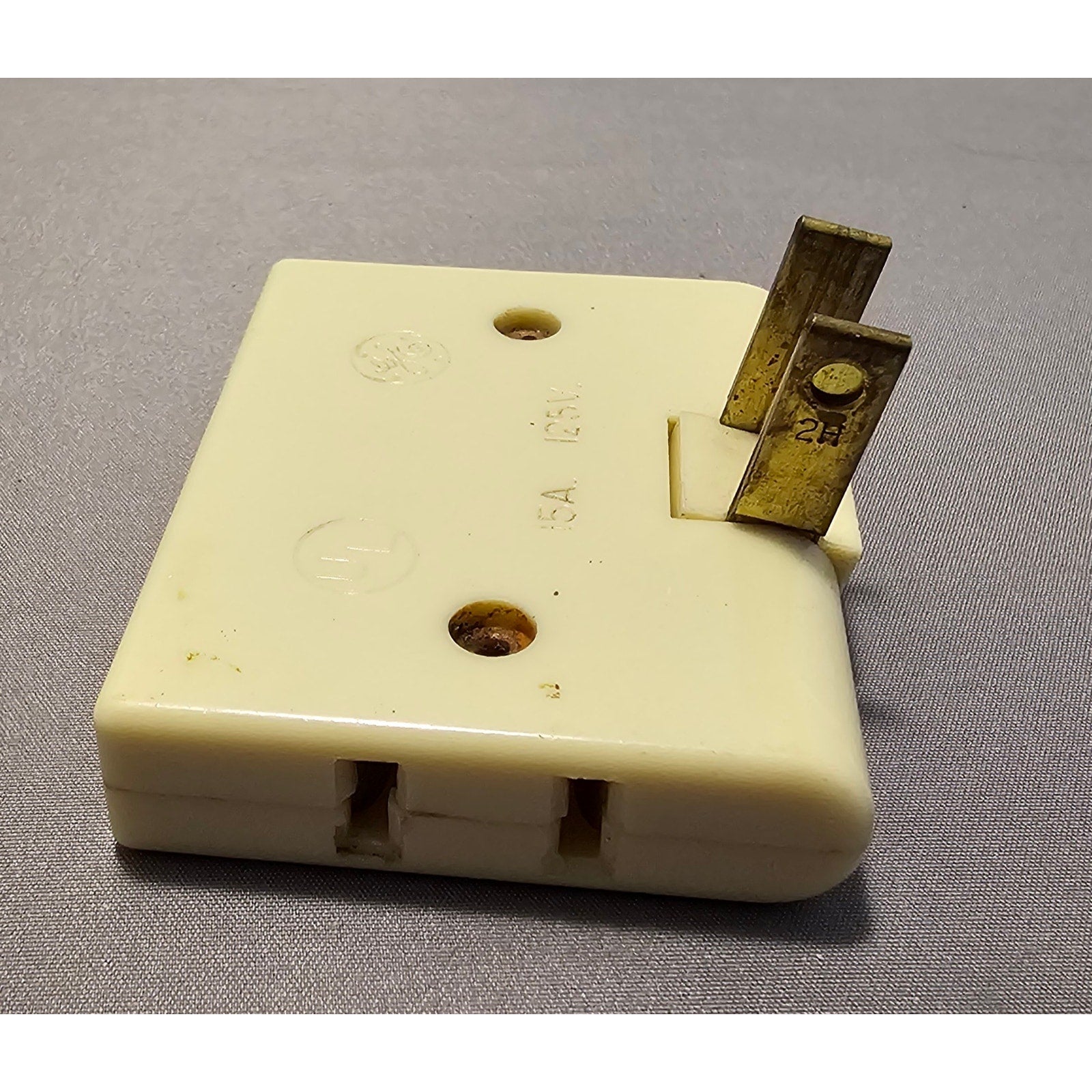 Vintage GE Wall Hugger/Flat #1734-21D 3-Tap Outlet Adapter - Ivory, 15A-125V