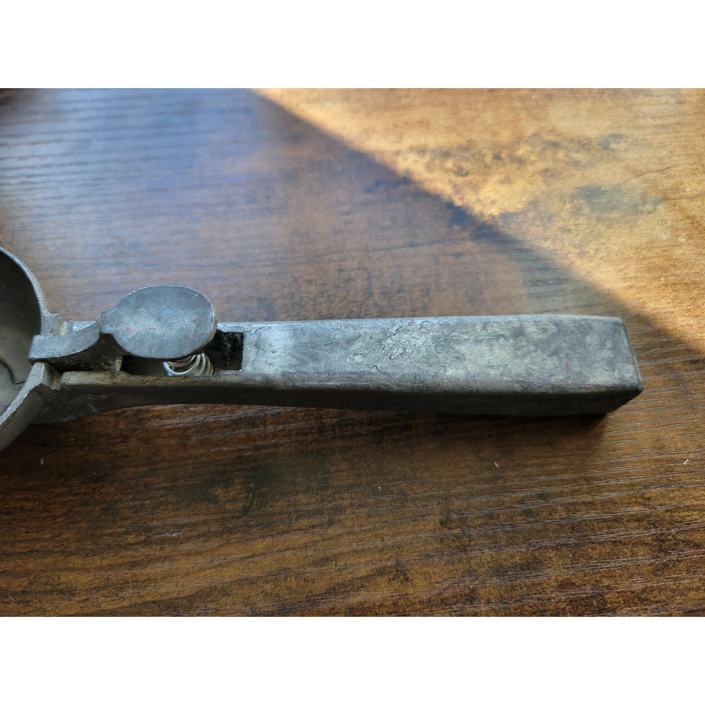 Aluminum Ice Cream Cone Scoop w/Thump Flipper - Like Safe T Dipper - Taiwan