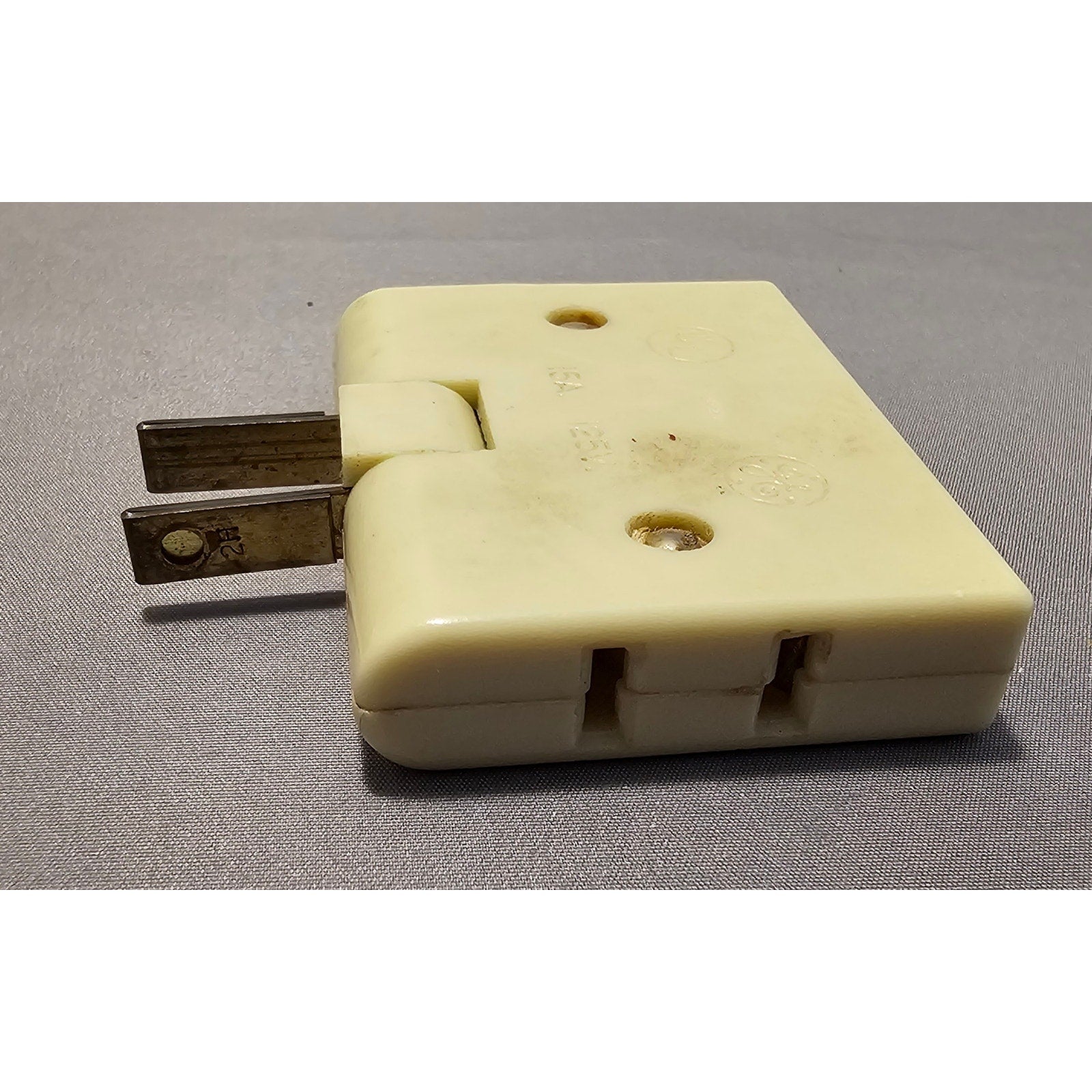 Vintage GE Wall Hugger/Flat #1734-21D 3-Tap Outlet Adapter - Ivory, 15A-125V