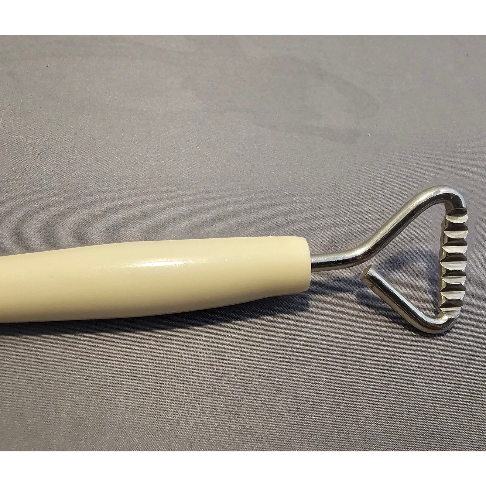 Vintage Pie Tool - Crust Wheel - Beige/Ivory Plastic Handle - 6-1/2"