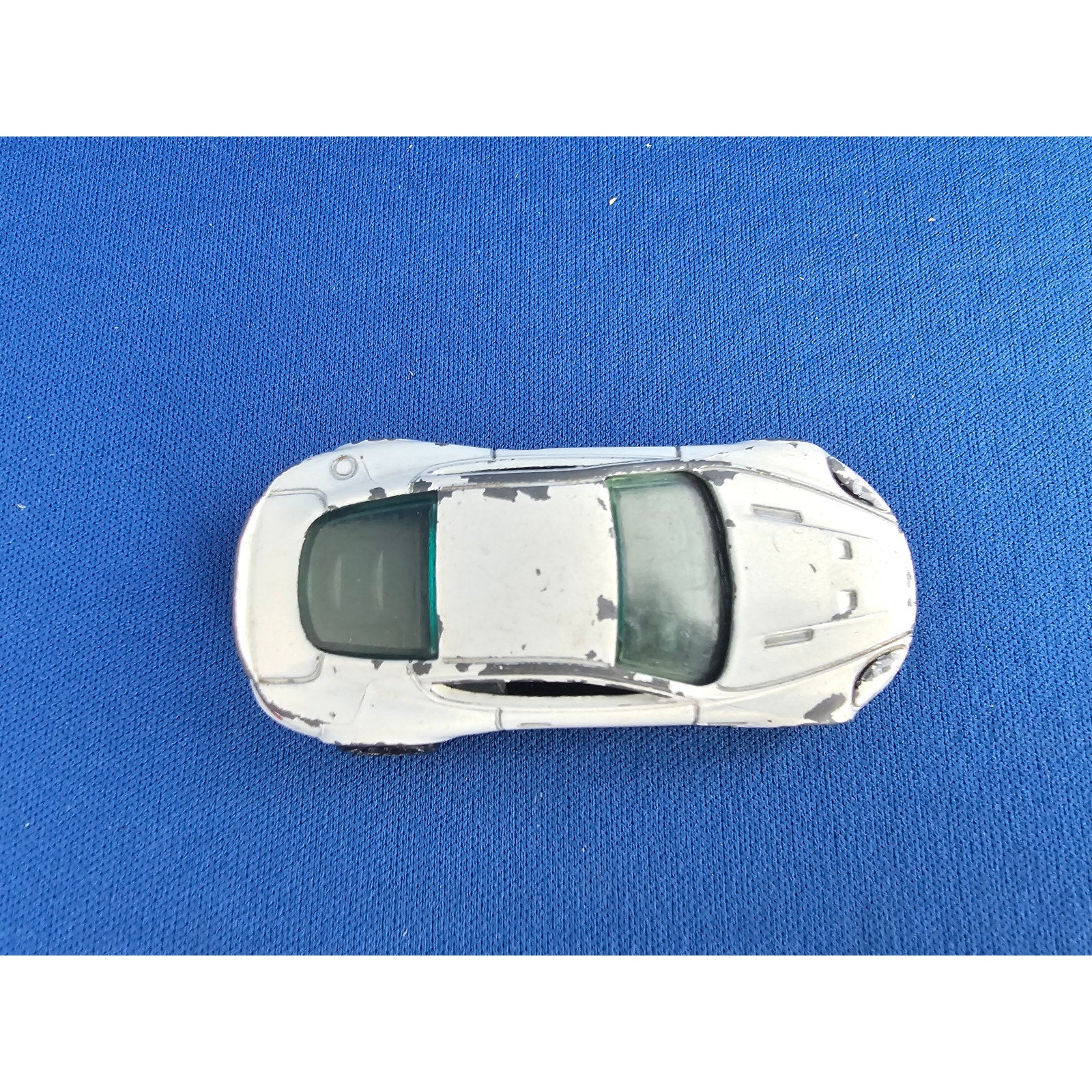 2010 Hot Wheels R6459- Aston Martin White Sedan Toy Car - loose - E48
