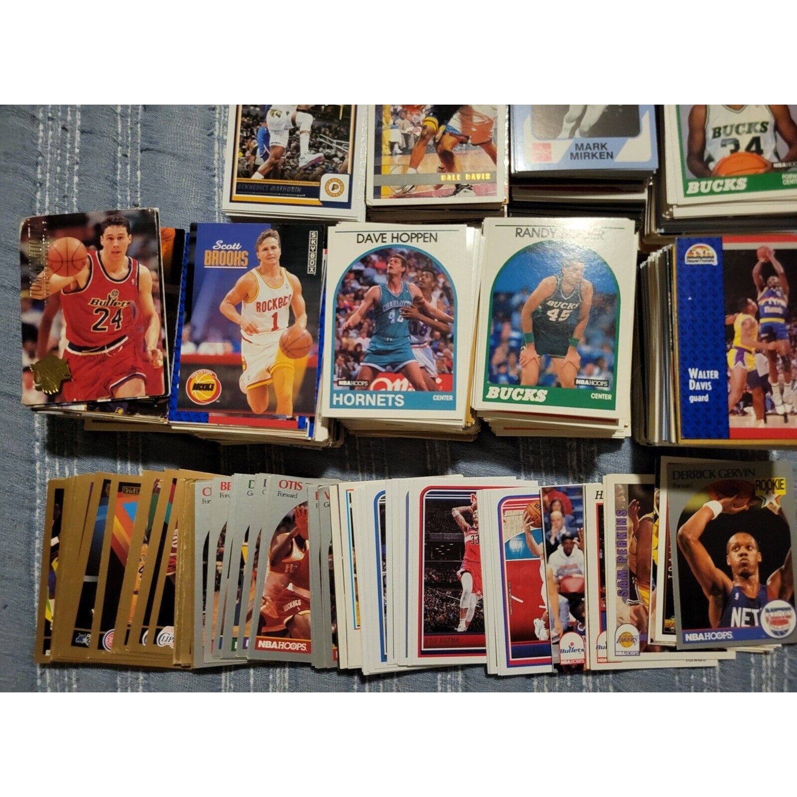 Lot of approx 1,000+ NBA Basketball Cards - Topps, Upper Deck, NBA Hoops, Panini