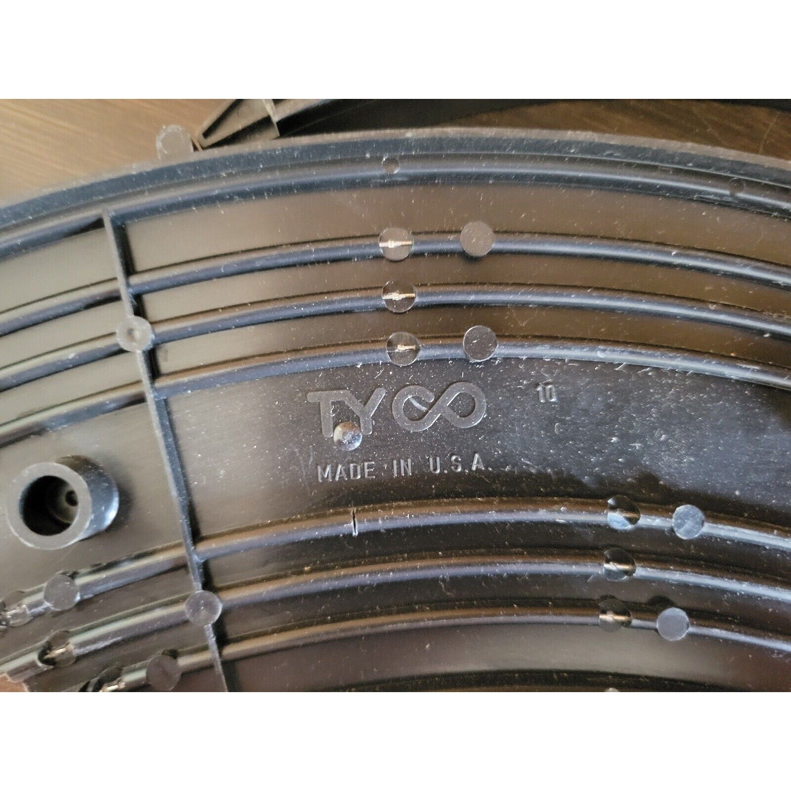 Lot of 2 Tyco B 5850 - 9" R 1/4 Circle/Curve Slotless Track Pieces - USA